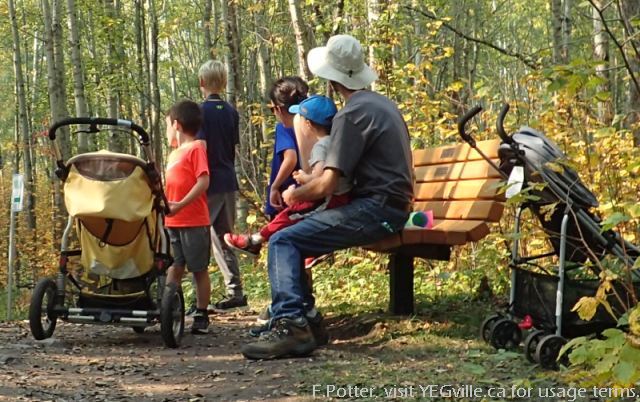 Family enjoying the trails in the Sherwood Park NA, P.Potter Sept 16, 2023.