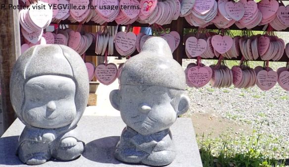 Two whimsical characters at the entrance, Kōdai ji’s Zen gardens, 2026-04-17, P. Potter.
