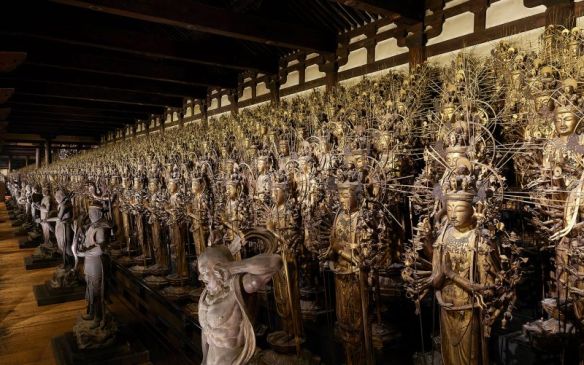 Looking down and along the standing Buddhas’, courtesy sanjusangendo.jp.